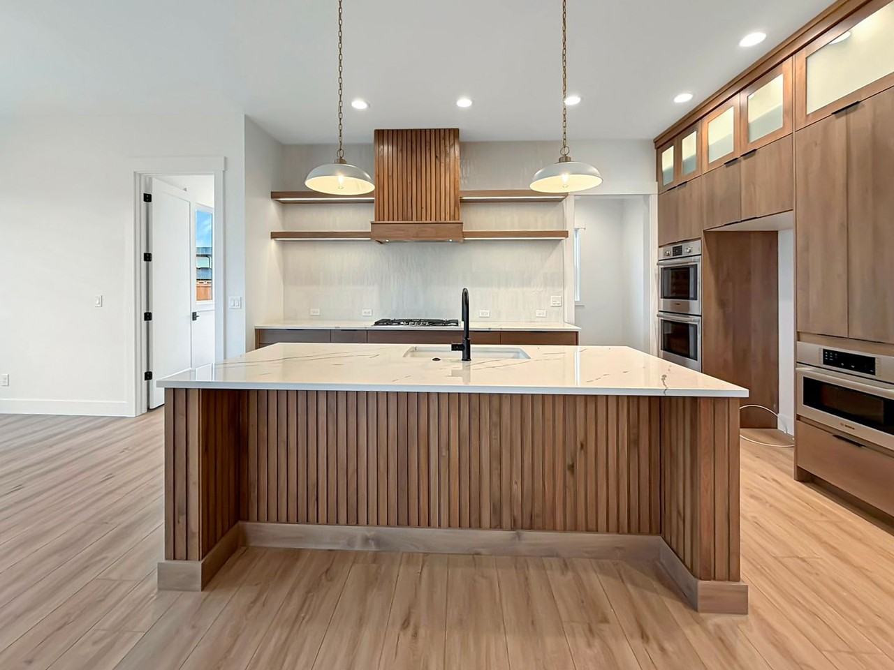 819 N Danville Ave - Photo 7 of 32