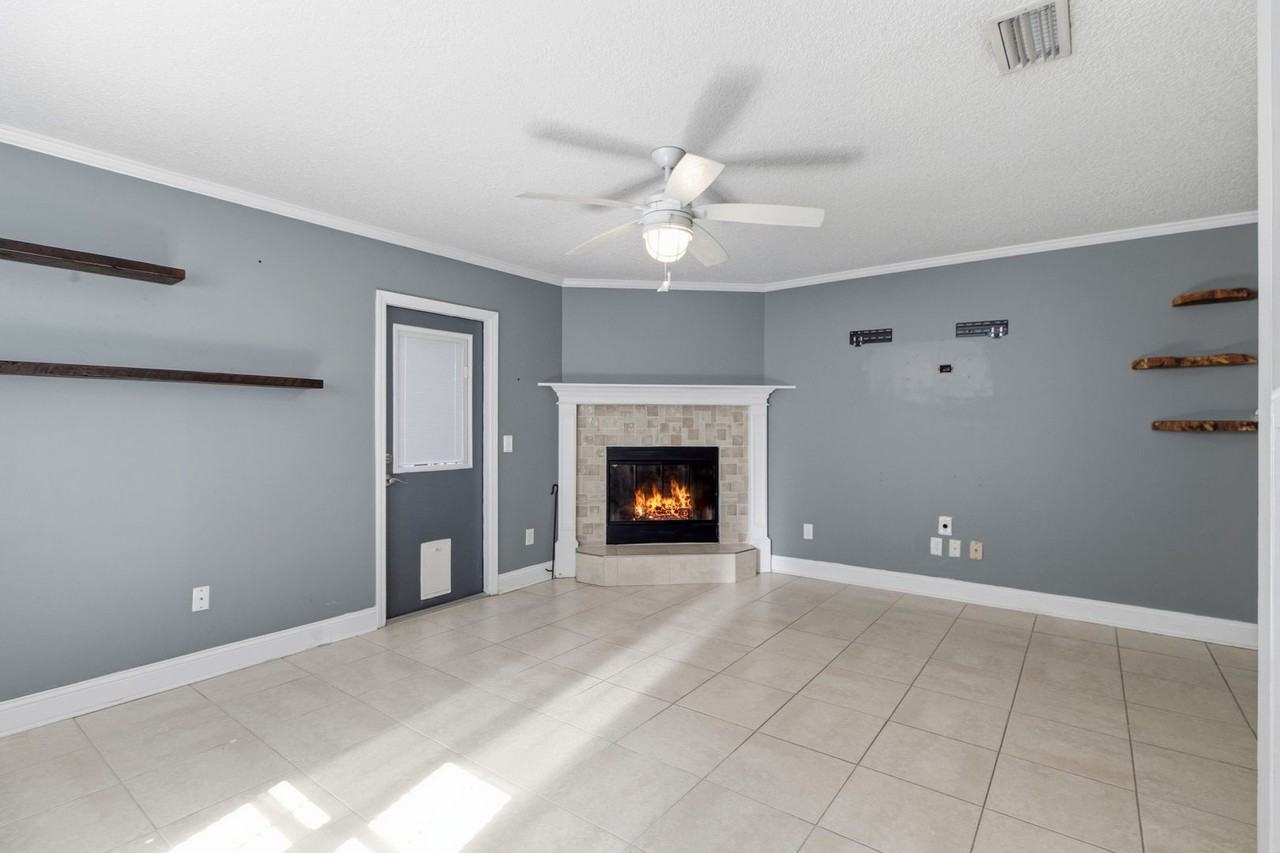 132 Magnolia St - Photo 4 of 17