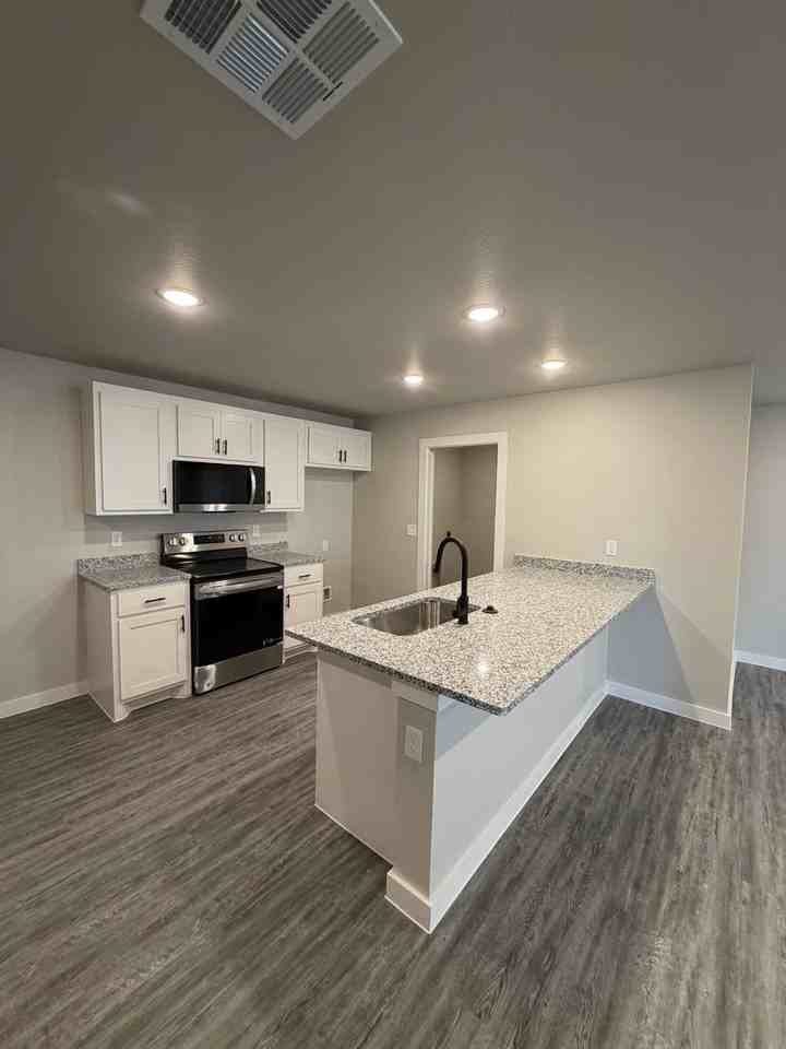 3050 Glennster St - Photo 3 of 16