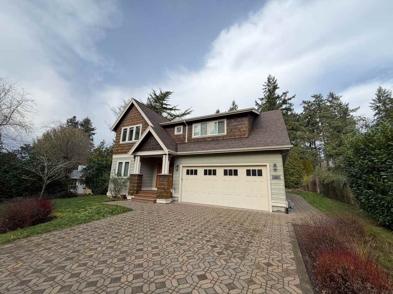 3285 Wembley Park Rd - Photo 2 of 38