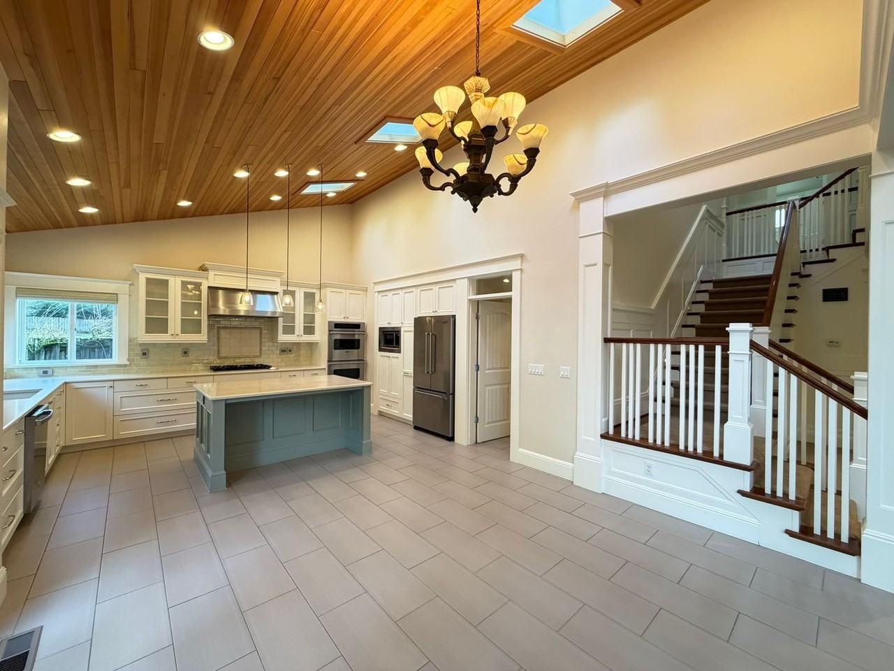 3285 Wembley Park Rd - Photo 7 of 38