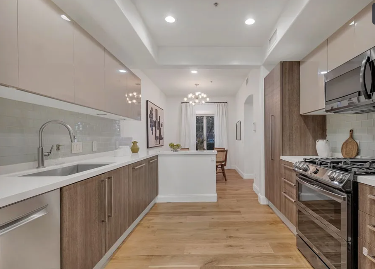 851 N San Vicente Blvd #128 - Photo 3 of 34