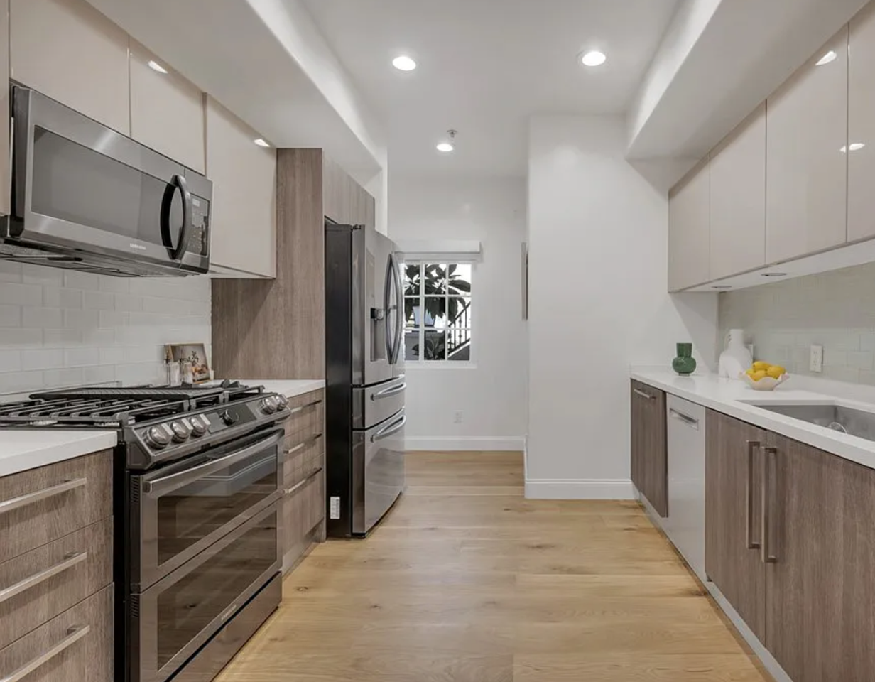 851 N San Vicente Blvd #128 - Photo 4 of 34