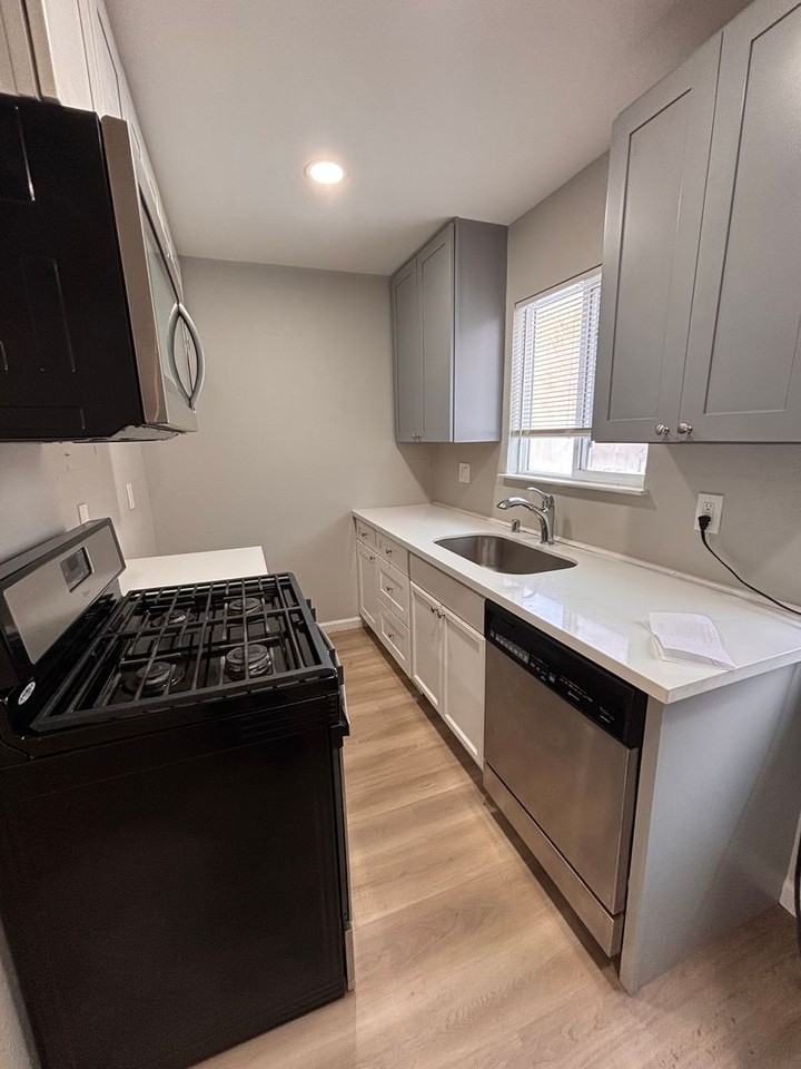 BLA3715>** - Photo 7 of 9