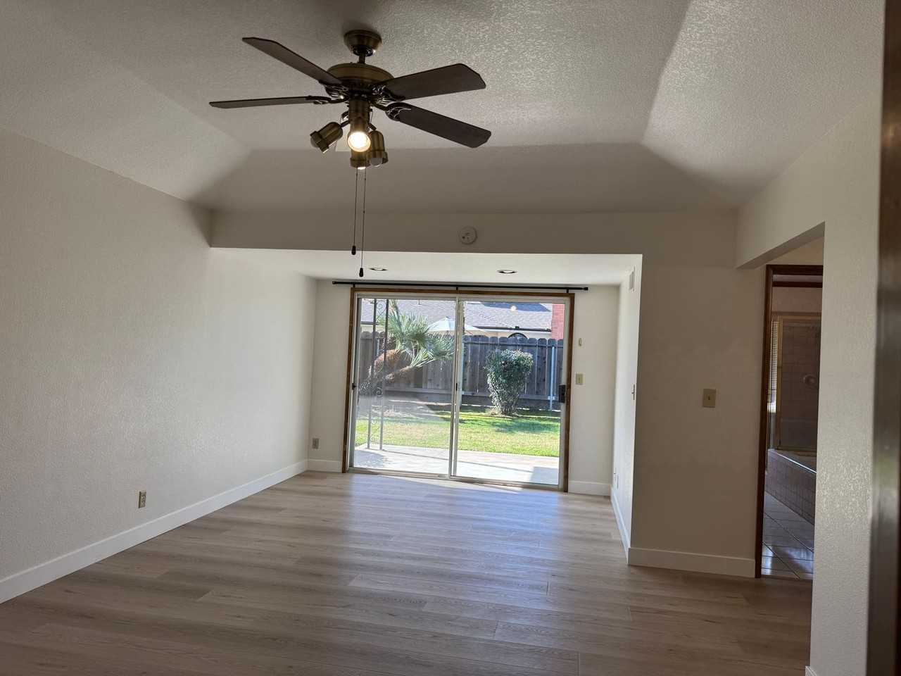 6517 N San Pedro Ave - Photo 6 of 38