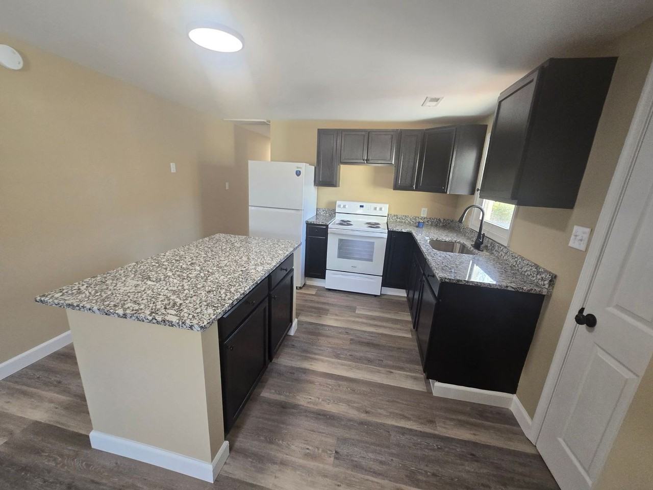 1106 6th St - Photo 7 of 16