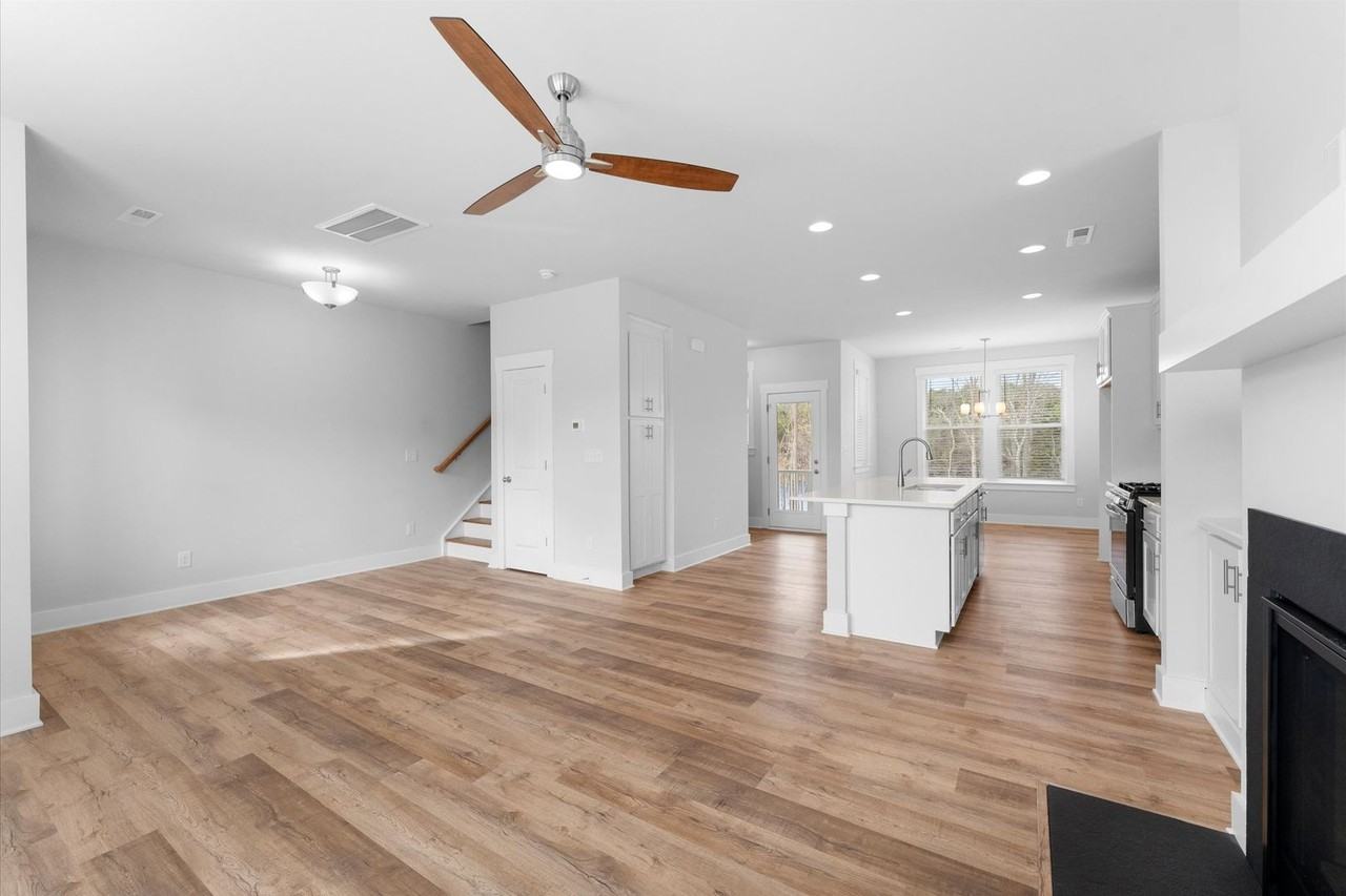 628 Amalfi Dr - Photo 3 of 23