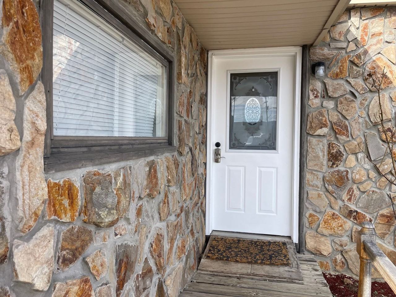 207 S North St - Photo 3 of 22