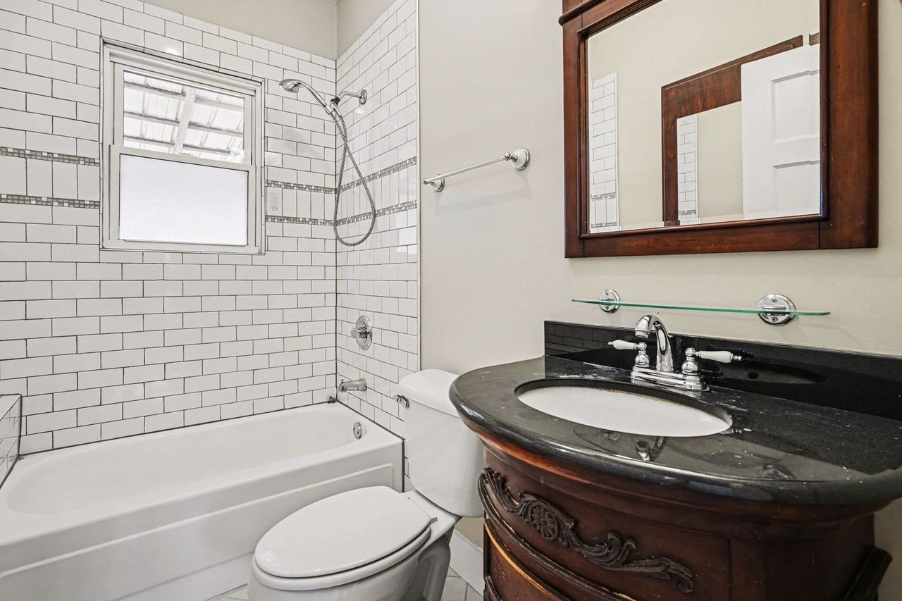 1204 Berry St - Photo 3 of 15