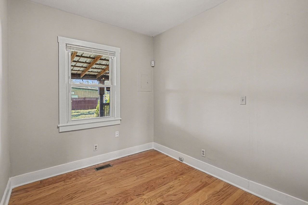 1204 Berry St - Photo 6 of 15