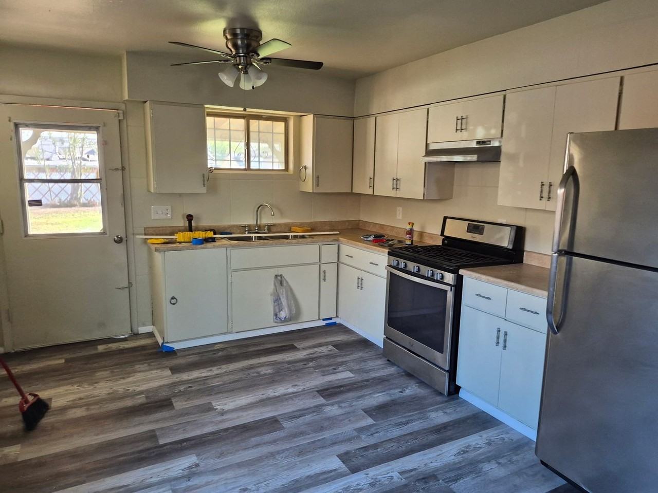 1423 E Virginia Ave - Photo 3 of 11