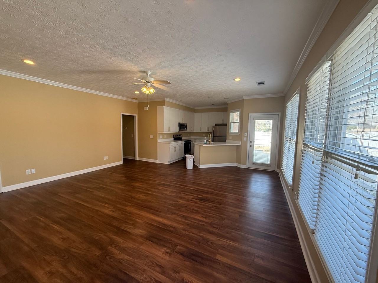 2211 Clairmont Cir - Photo 4 of 17