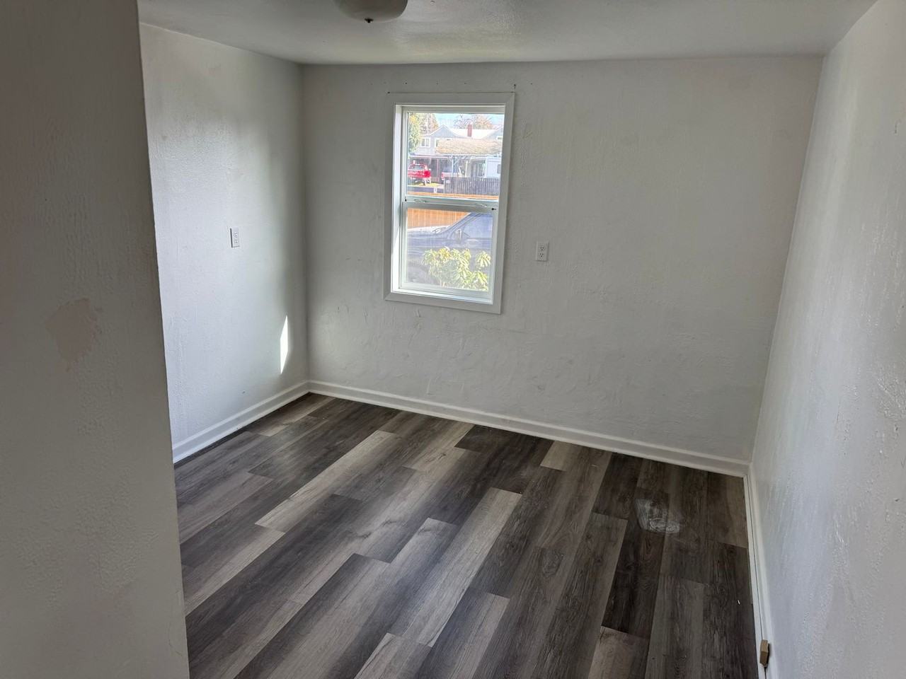 1880 River Rd - Photo 6 of 12