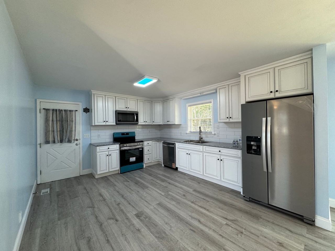 1307 Armstrong Rd - Photo 4 of 15