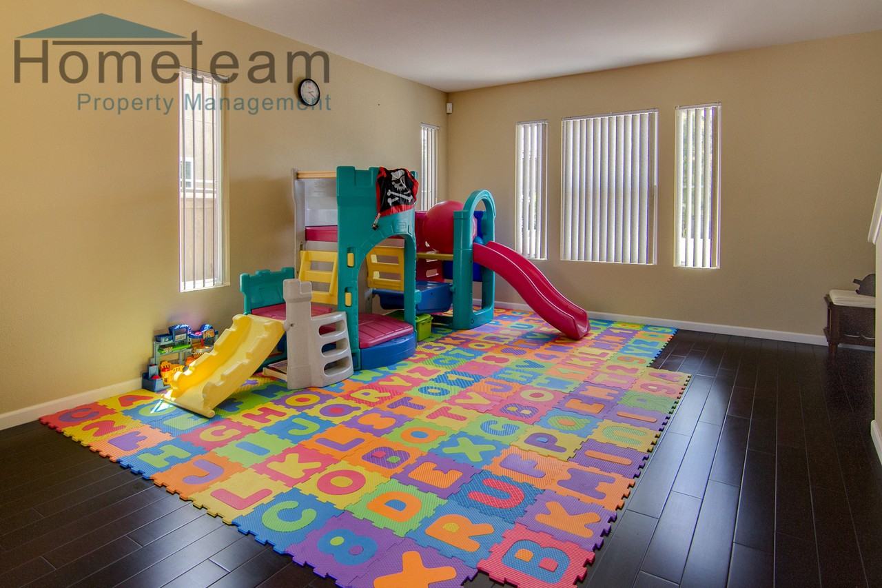 1549 Hunters Glen Ave - Photo 2 of 12