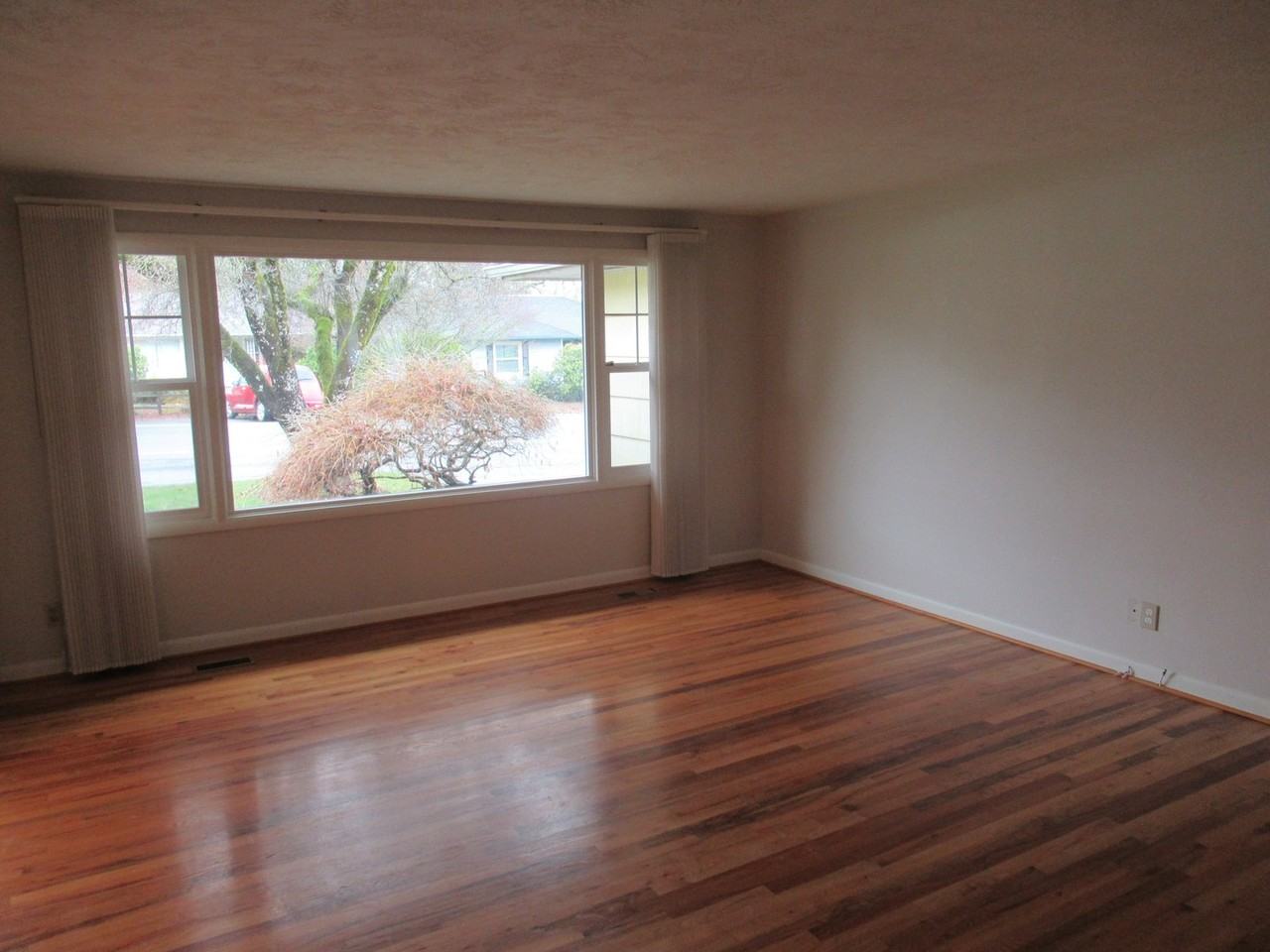 3740 Hillview Dr Se - Photo 3 of 26