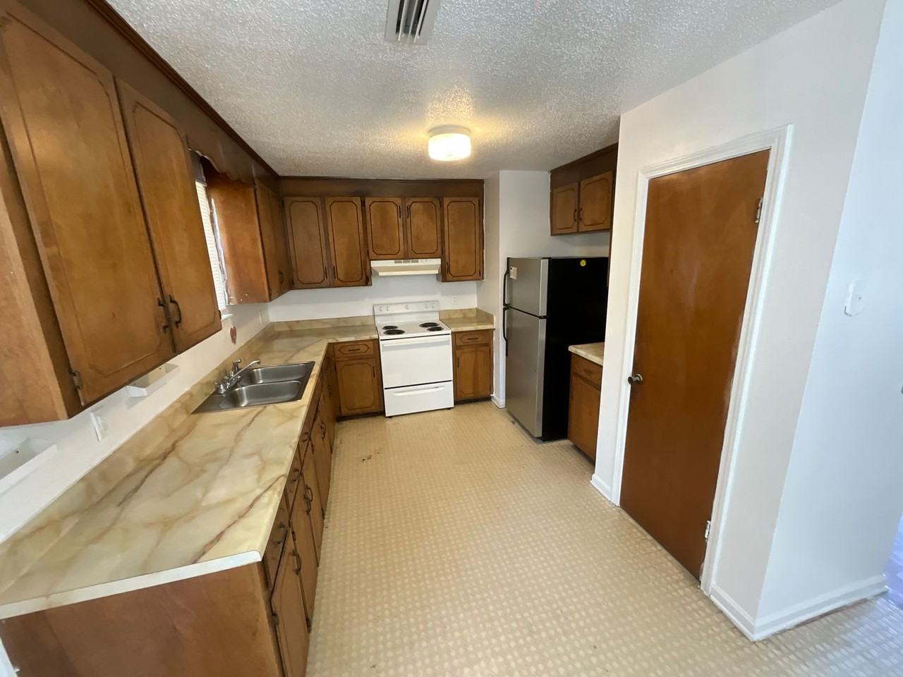 4229 Village Ct - Photo 4 of 10