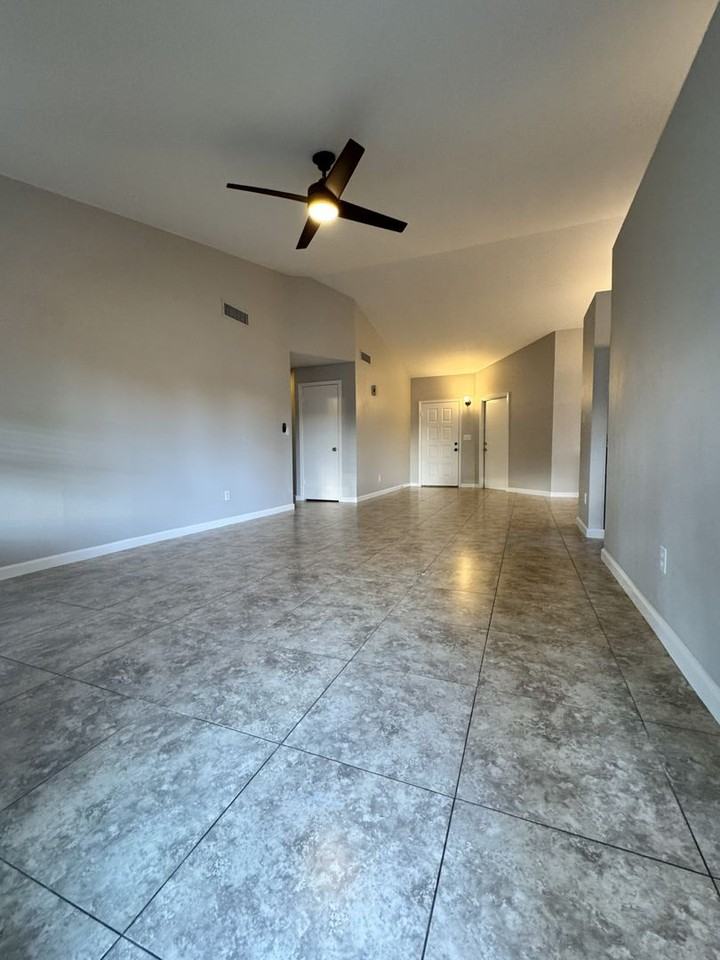 210 S Elm St - Photo 6 of 46