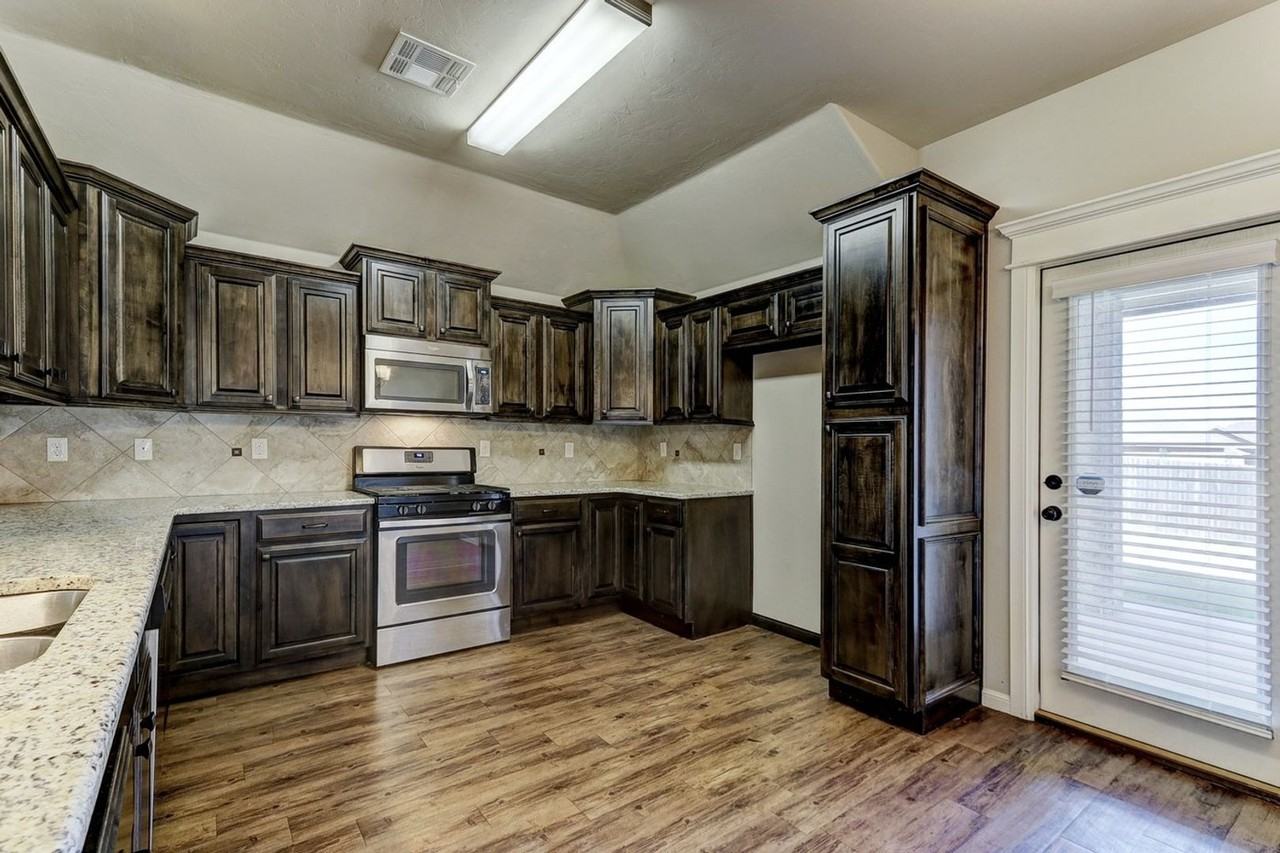 8705 Sw 37th St - Photo 7 of 20