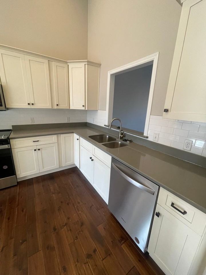 7393 Pfizer Dr - Photo 5 of 20