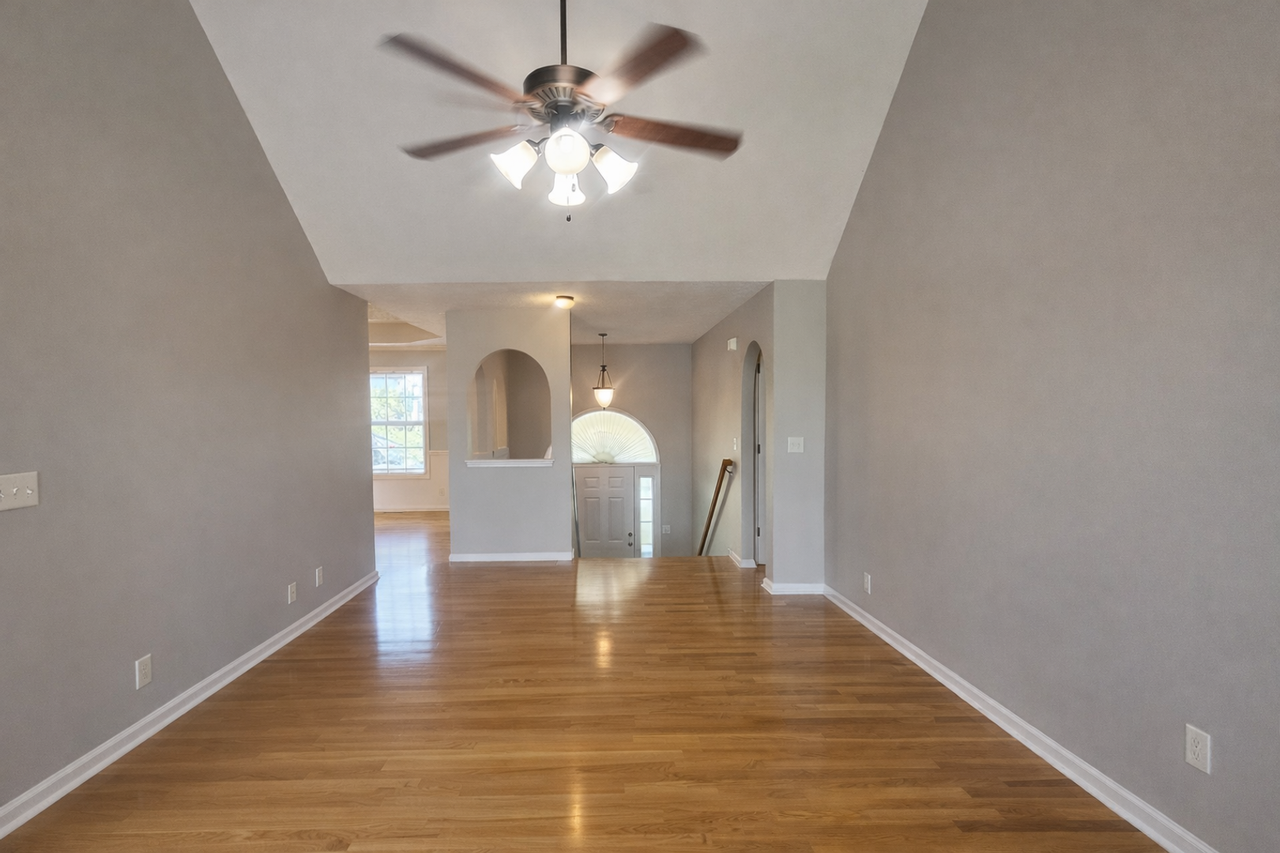 3102 Holly Pt - Photo 5 of 39