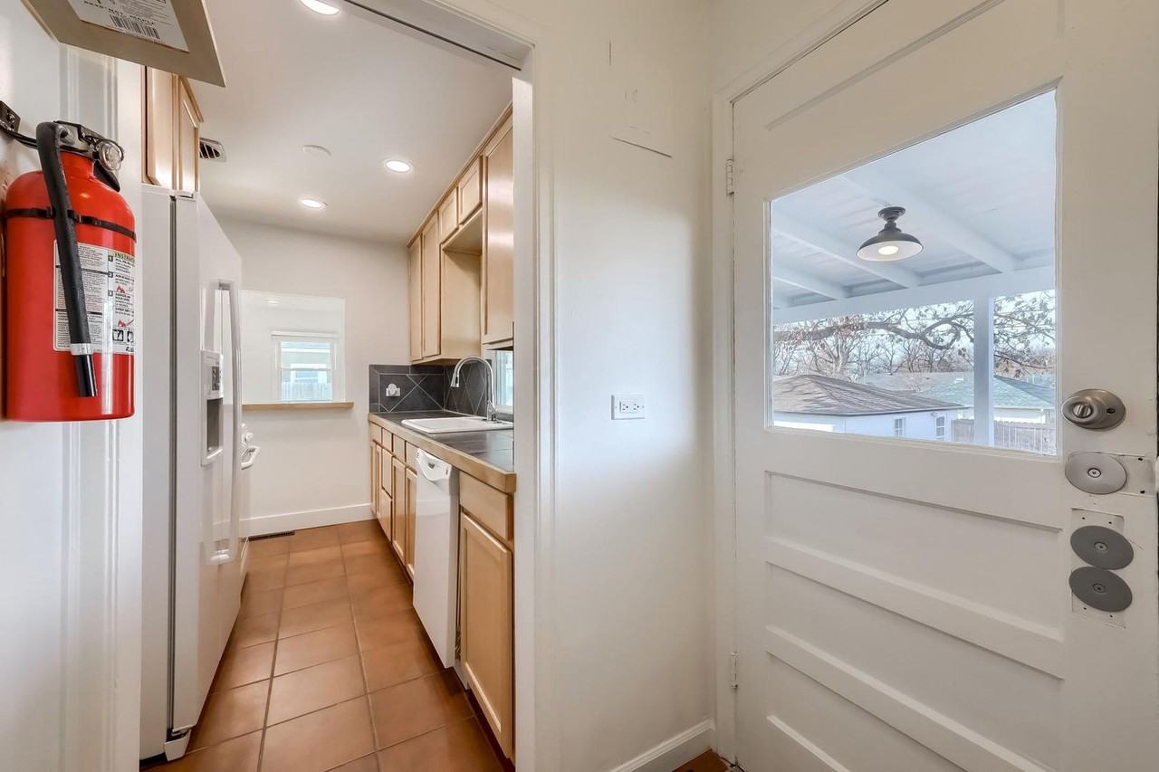 4615 Perry St - Photo 4 of 18