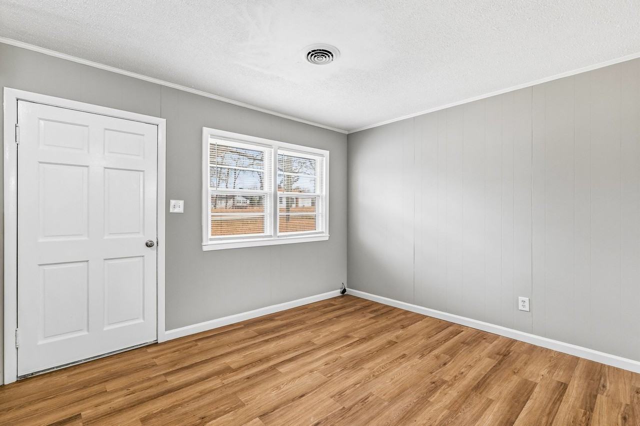 4652 S Holden Rd - Photo 3 of 31