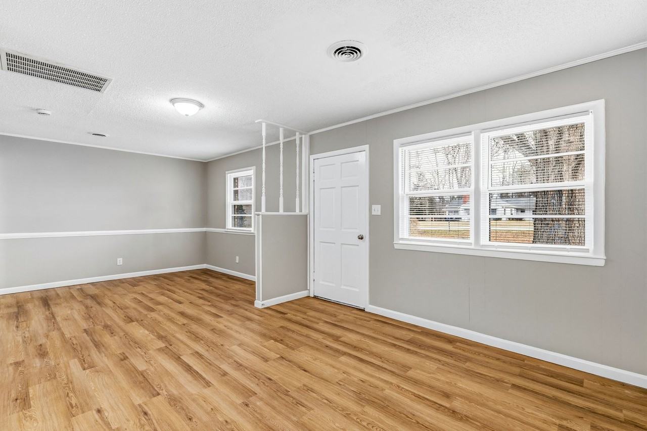 4652 S Holden Rd - Photo 4 of 31