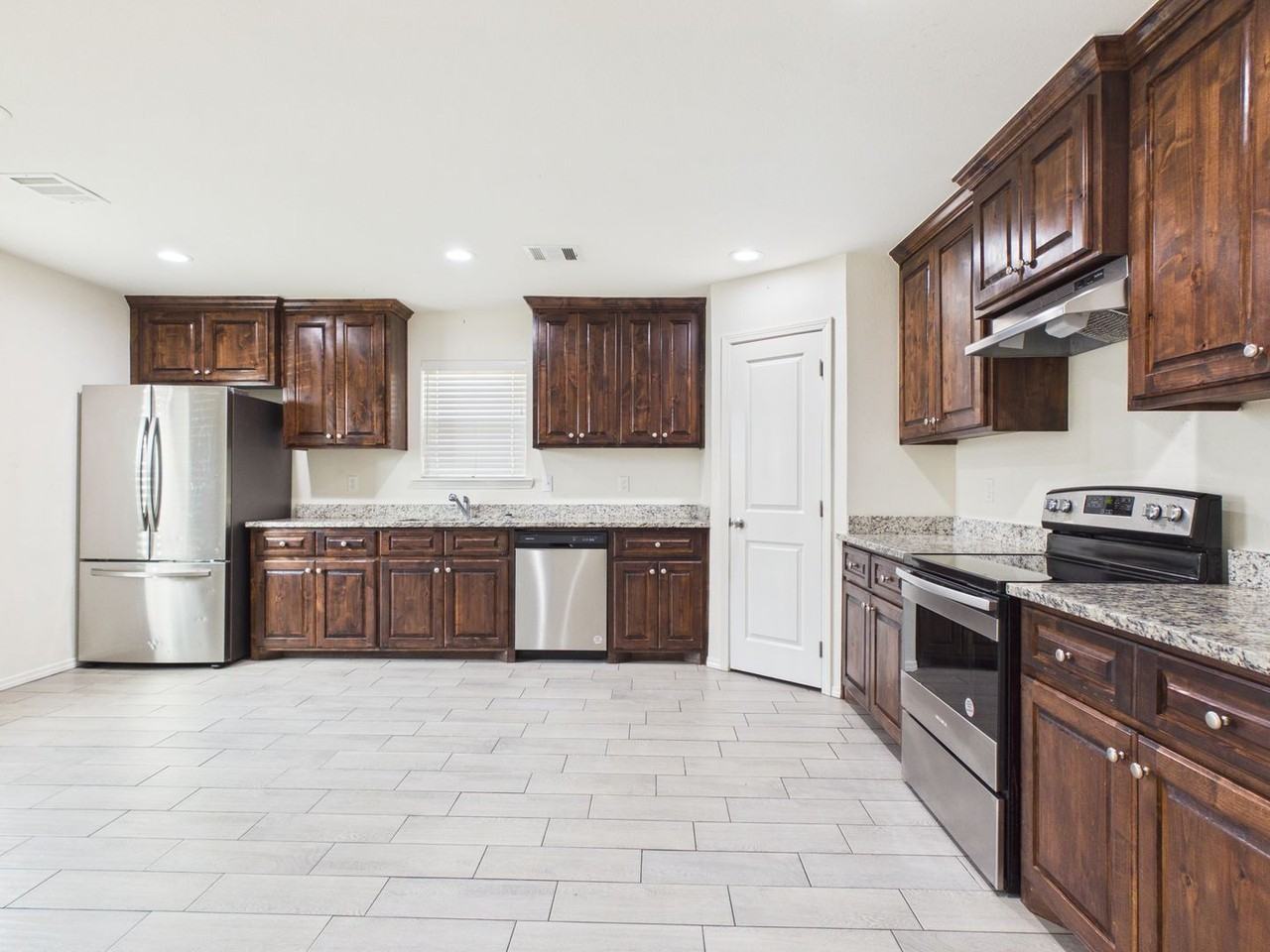 621 S Hill St - Photo 3 of 16