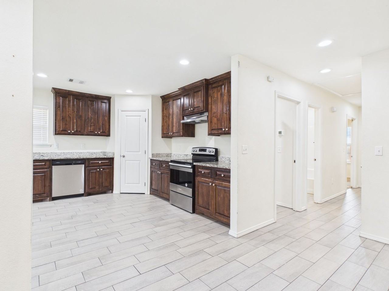 621 S Hill St - Photo 5 of 16