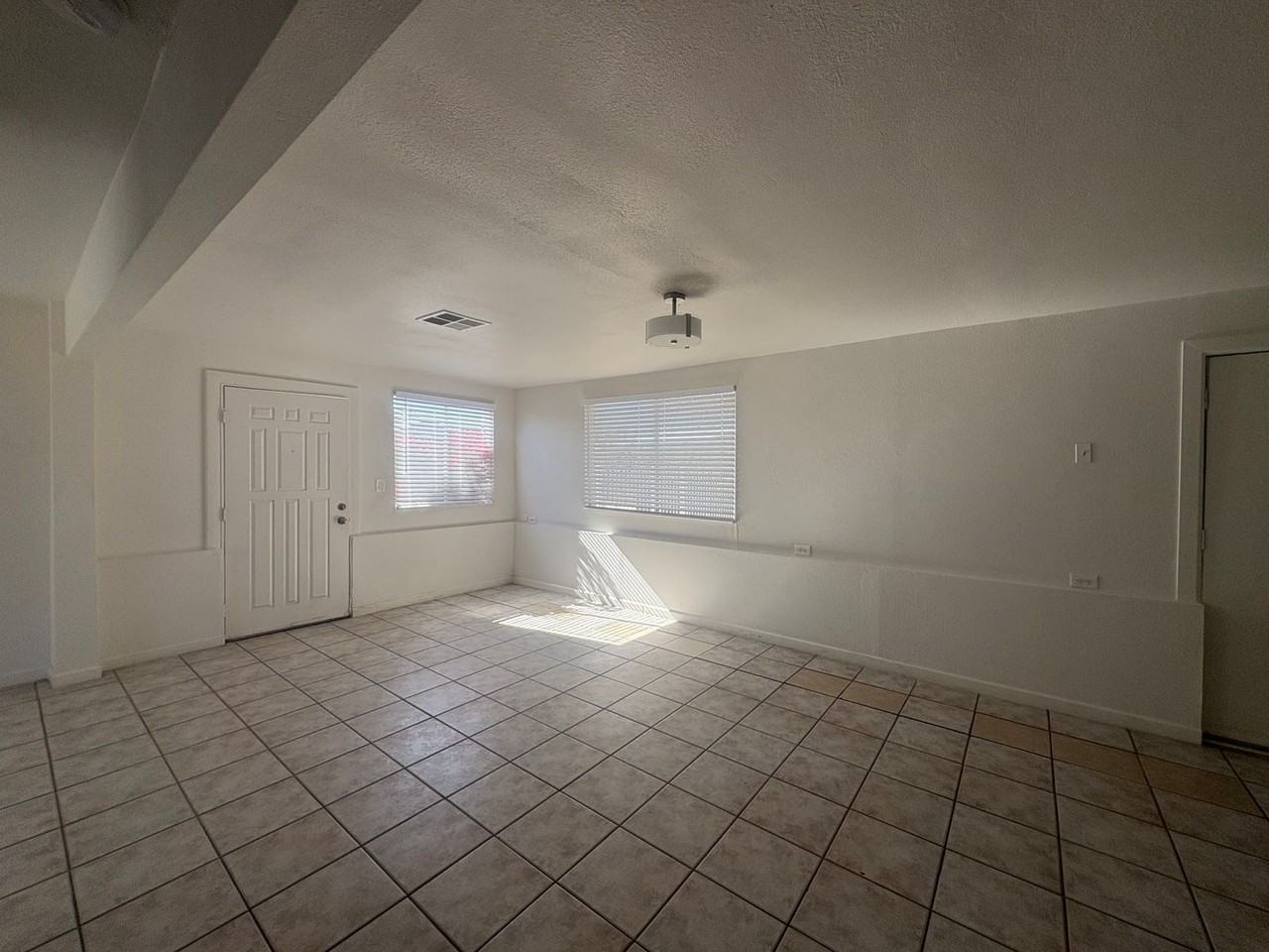 2642 E Kings Ave - Photo 5 of 23