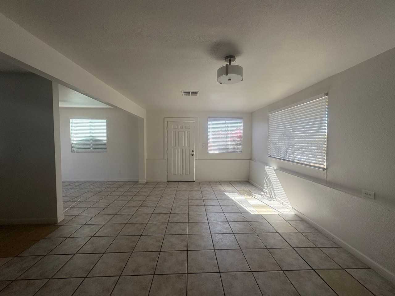 2642 E Kings Ave - Photo 6 of 23