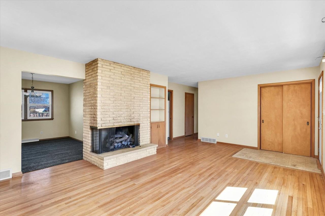 220 Ivanhoe Way - Photo 4 of 24