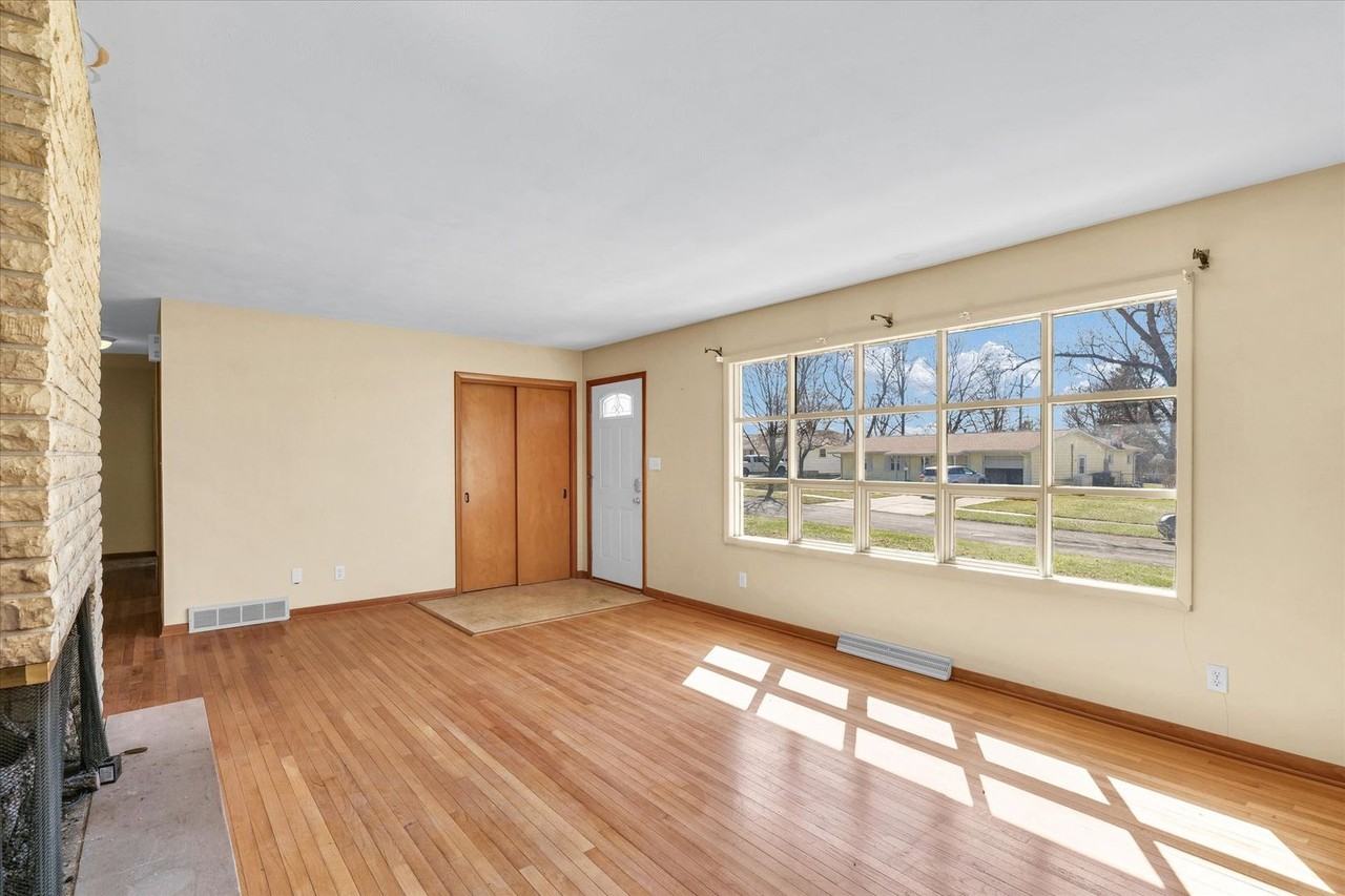 220 Ivanhoe Way - Photo 5 of 24