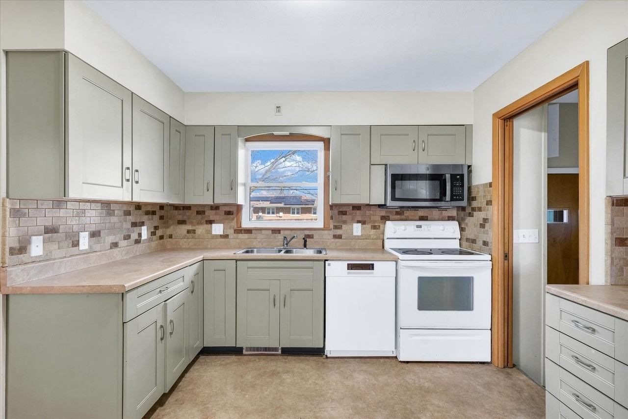 220 Ivanhoe Way - Photo 7 of 24