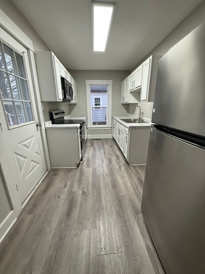 2105 E 18th St - Photo 2 of 9