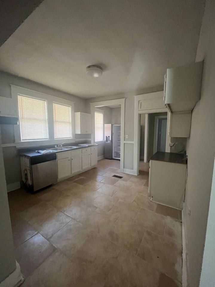 3576 Spottswood Ave - Photo 5 of 11