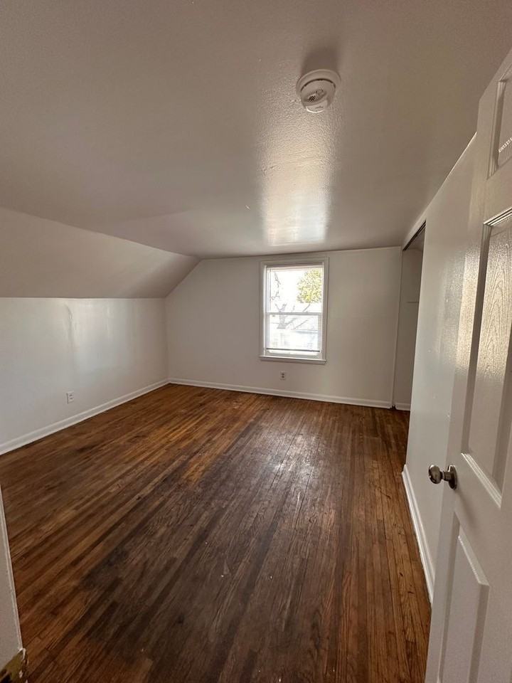 210 Perrin St - Photo 4 of 11