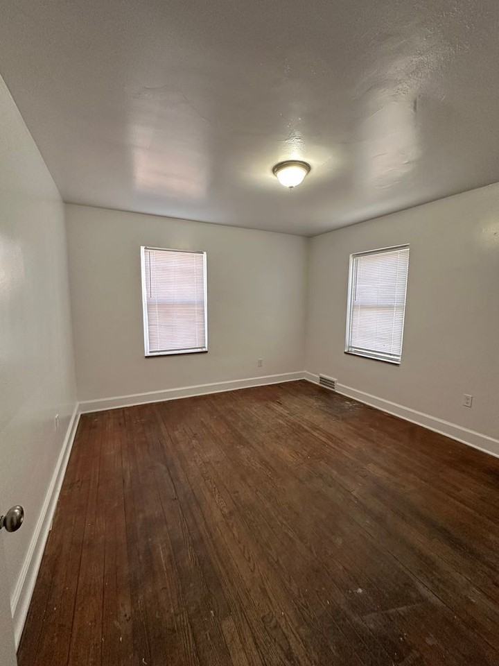 210 Perrin St - Photo 5 of 11