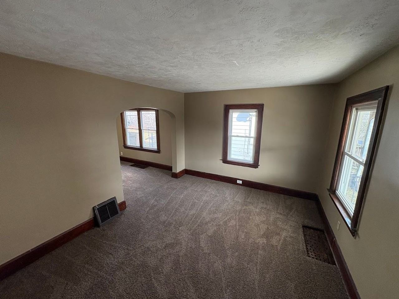 819 Longview Ave - Photo 5 of 12