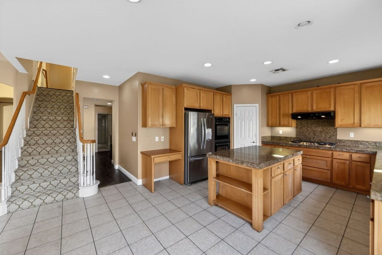 11677 Swan Lake Dr - Photo 4 of 34