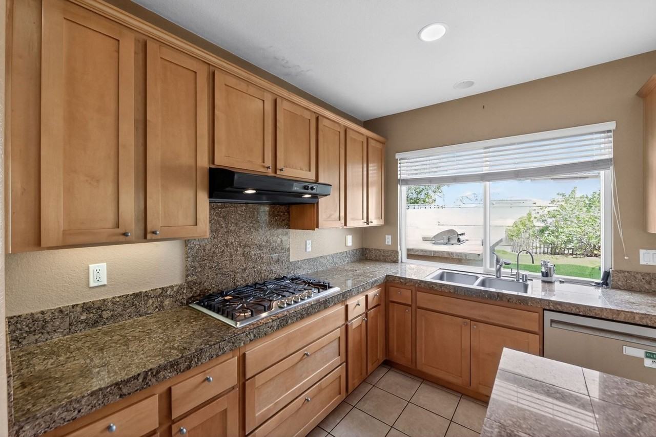 11677 Swan Lake Dr - Photo 6 of 34