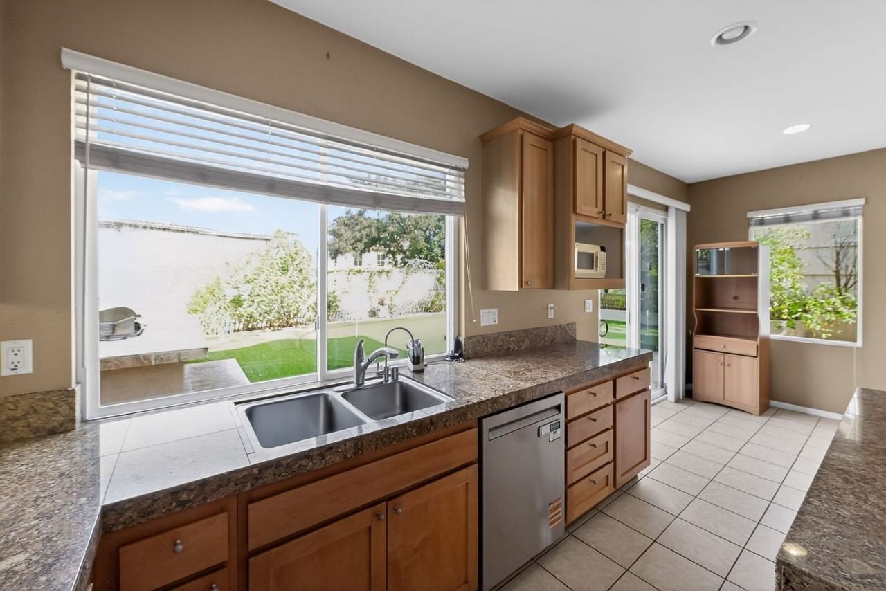 11677 Swan Lake Dr - Photo 7 of 34