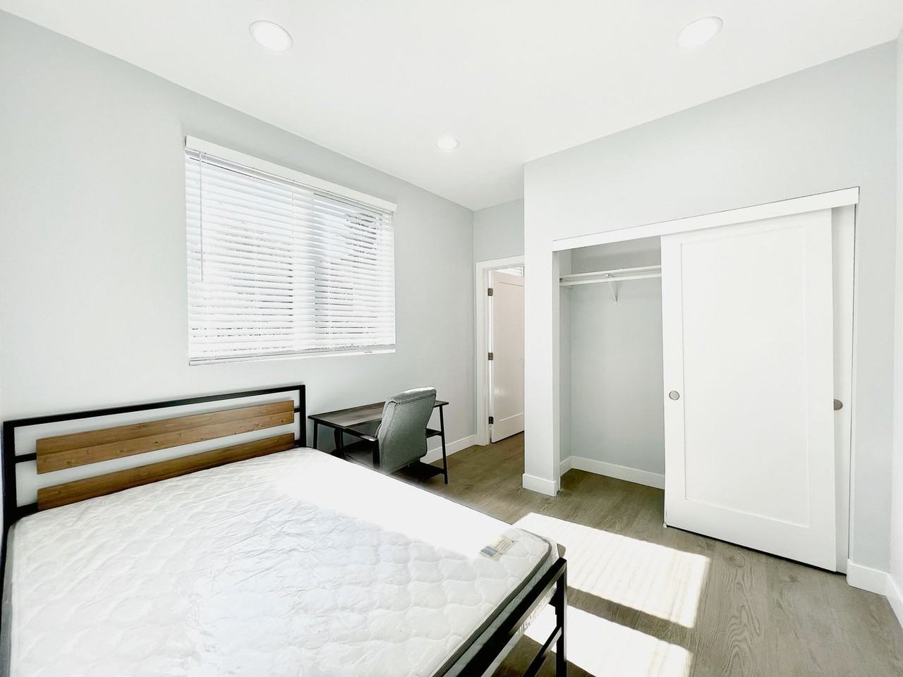 2641 S Budlong Ave - Photo 6 of 20
