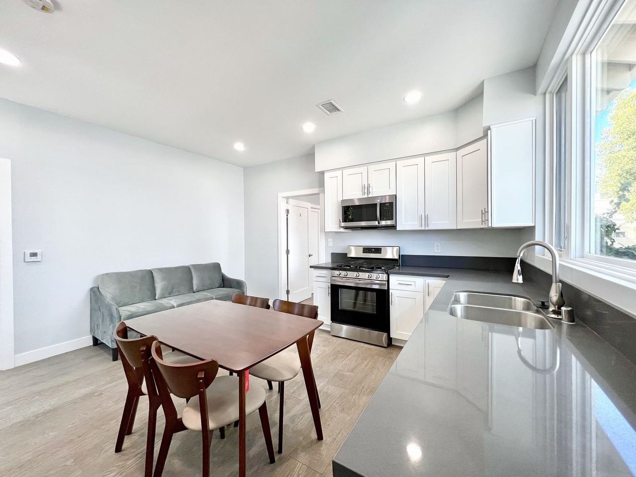 2641 S Budlong Ave - Photo 3 of 20
