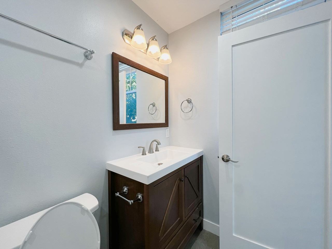 2641 S Budlong Ave - Photo 7 of 20