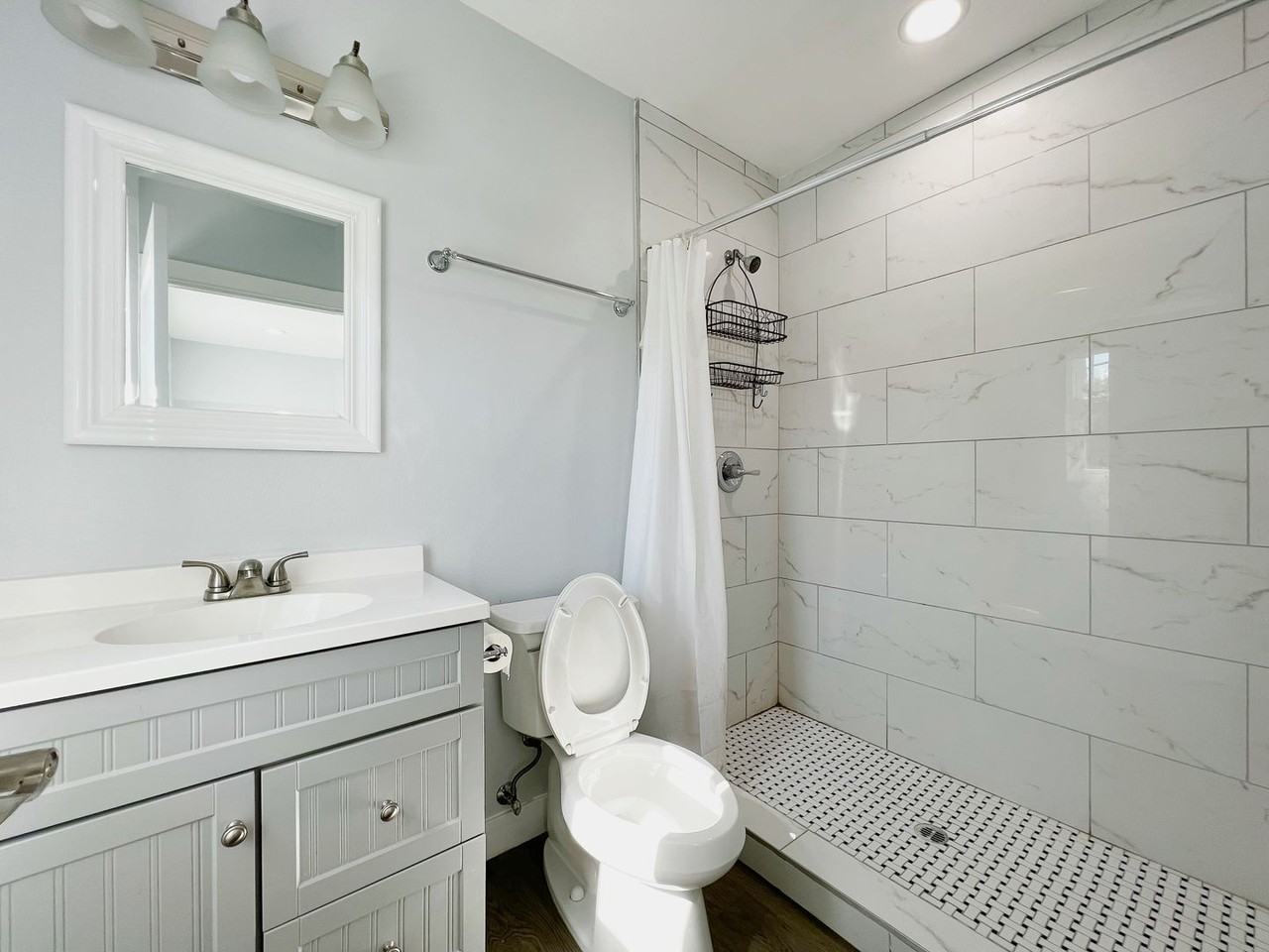 2641 S Budlong Ave - Photo 4 of 20