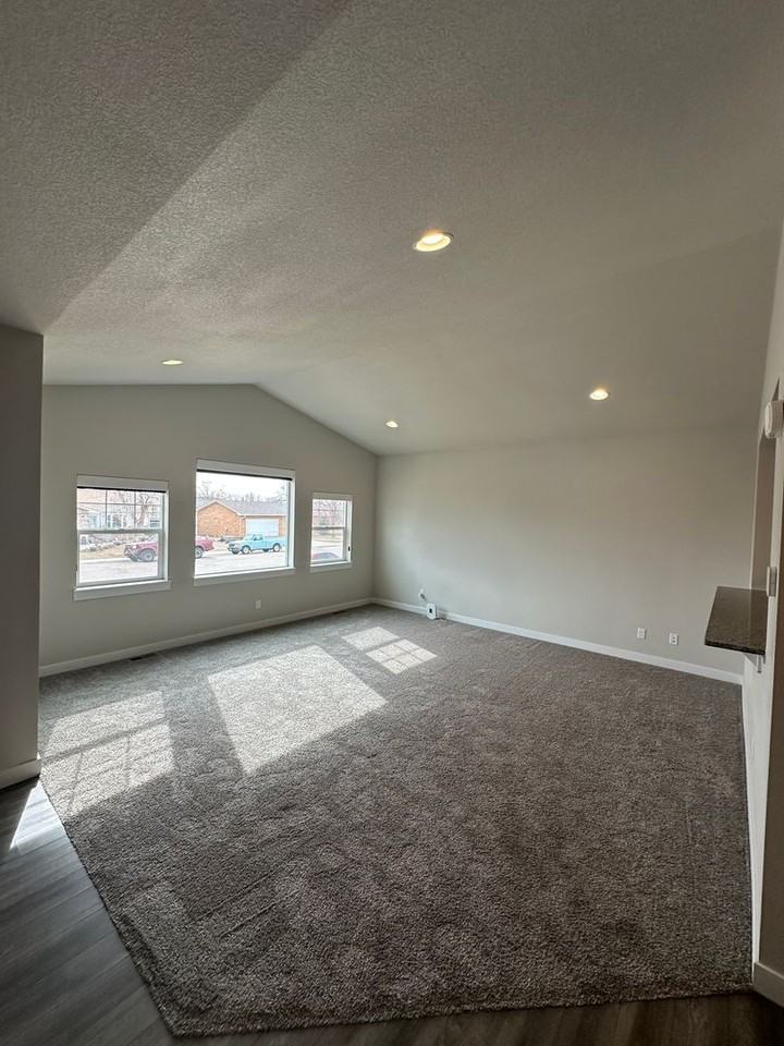 218 E Chestnut St #3 - Photo 4 of 28