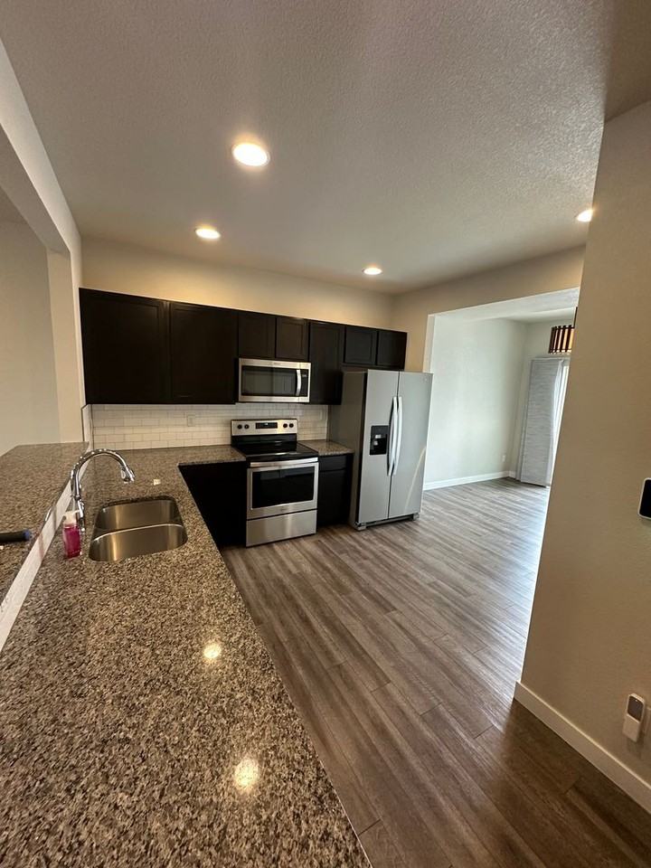 218 E Chestnut St #3 - Photo 6 of 28