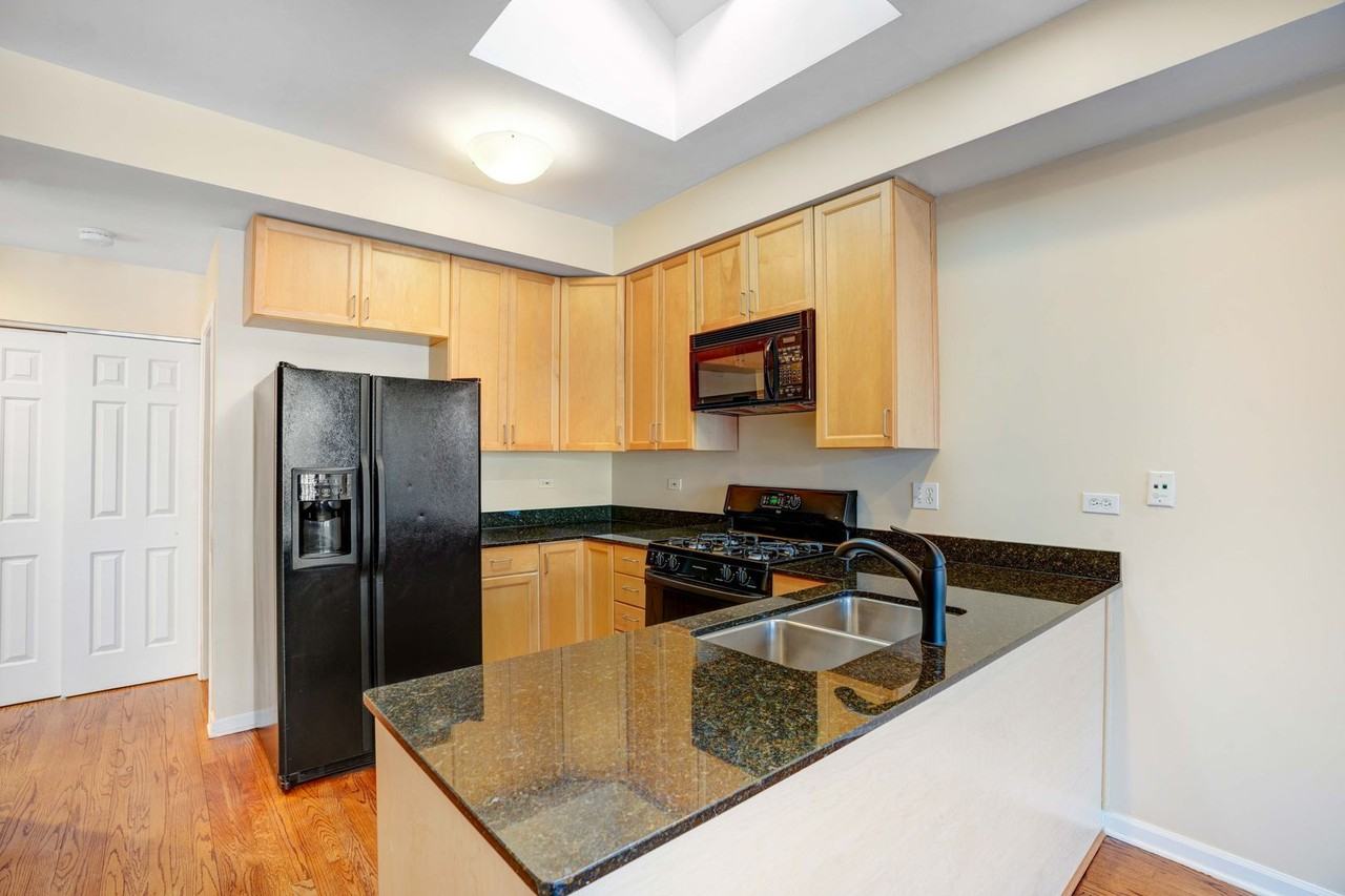 2351 W Harrison St #4 - Photo 5 of 18